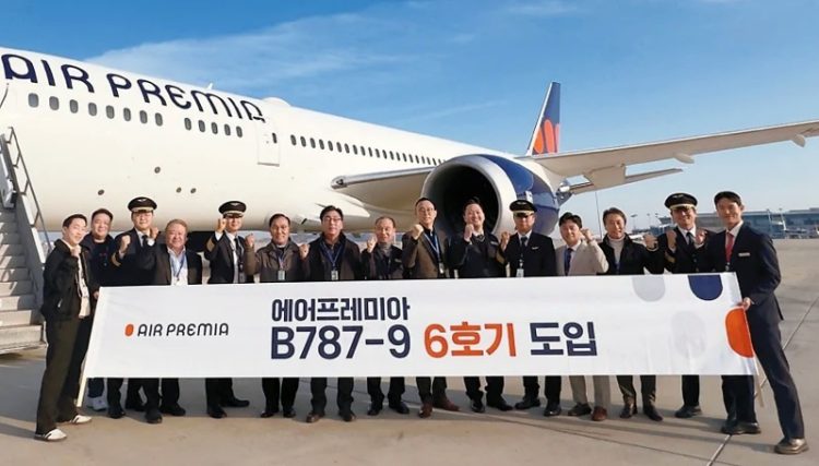 지난 19일 인천국제공항 활주로에서 열린 에어프레미아 6호기 도입 행사에서 김재현(왼쪽부터 일곱 번 째) 대표이사와 임직원들이 기념사진을 촬영했다. 에어프레미아 제공